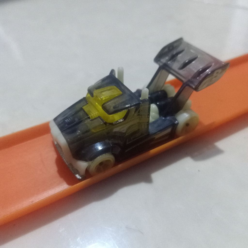 HotWheels "Rig Storm" Mainan Mobil Model Truk