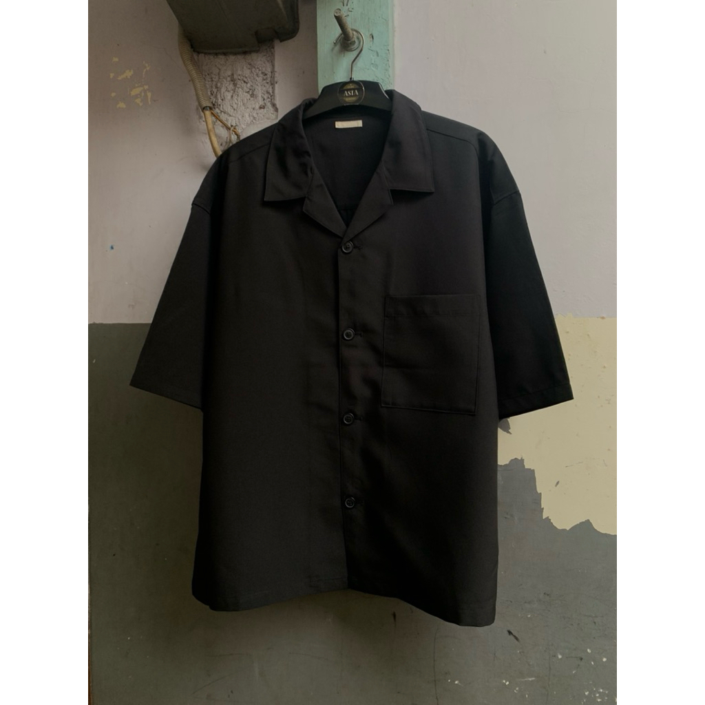 kemeja hitam opencollar pria GU lengan pendek preloved