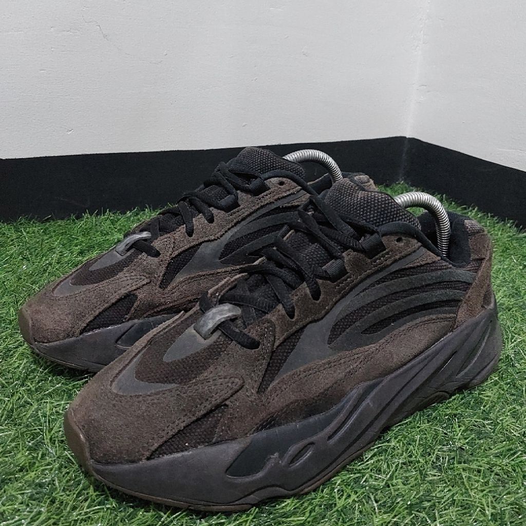 SEPATU ADIDAS Yeezy Boost 700