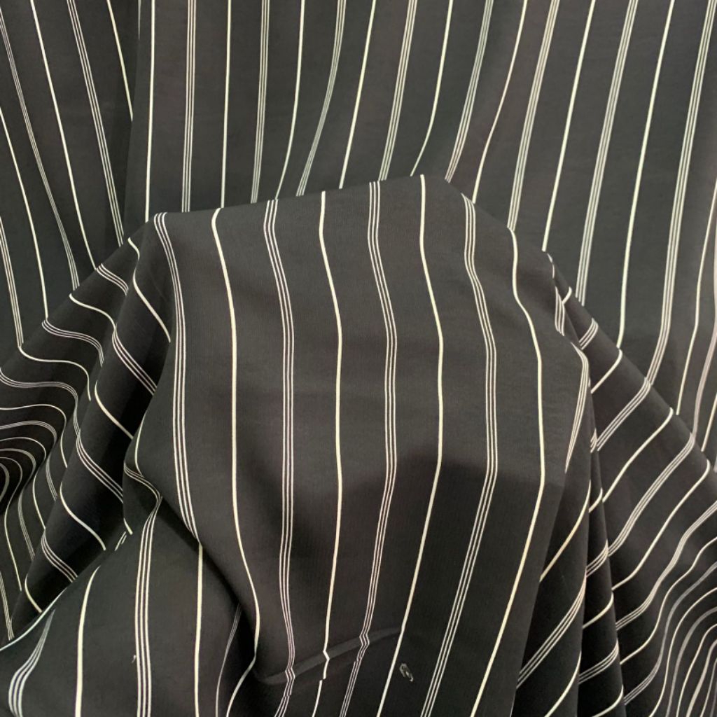 kain sifon crepe motif salur - kain motif salur horizontal - kain ceruty motif salur hitam