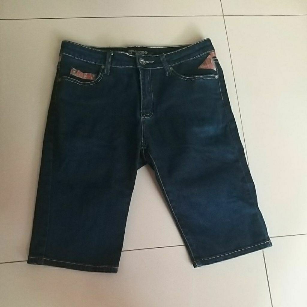 celana legging wanita t2000, bekas pakai dan masih layak pakai, kondisi sesuai dengan foto di pajang