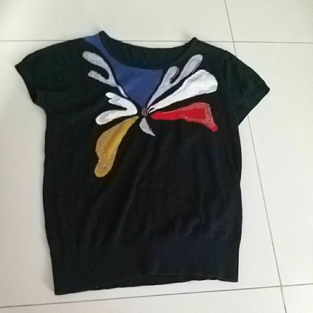 baju atasan wanita kaos motif warna hitam, bekas pakai dan masih layak pakai, kondisi sesuai dengan 
