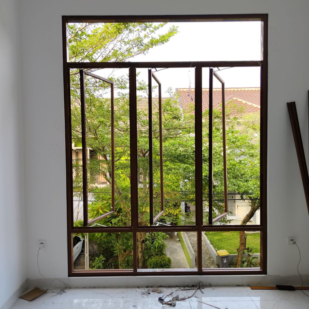 jendela-swing-aluminium-urat-kayu
