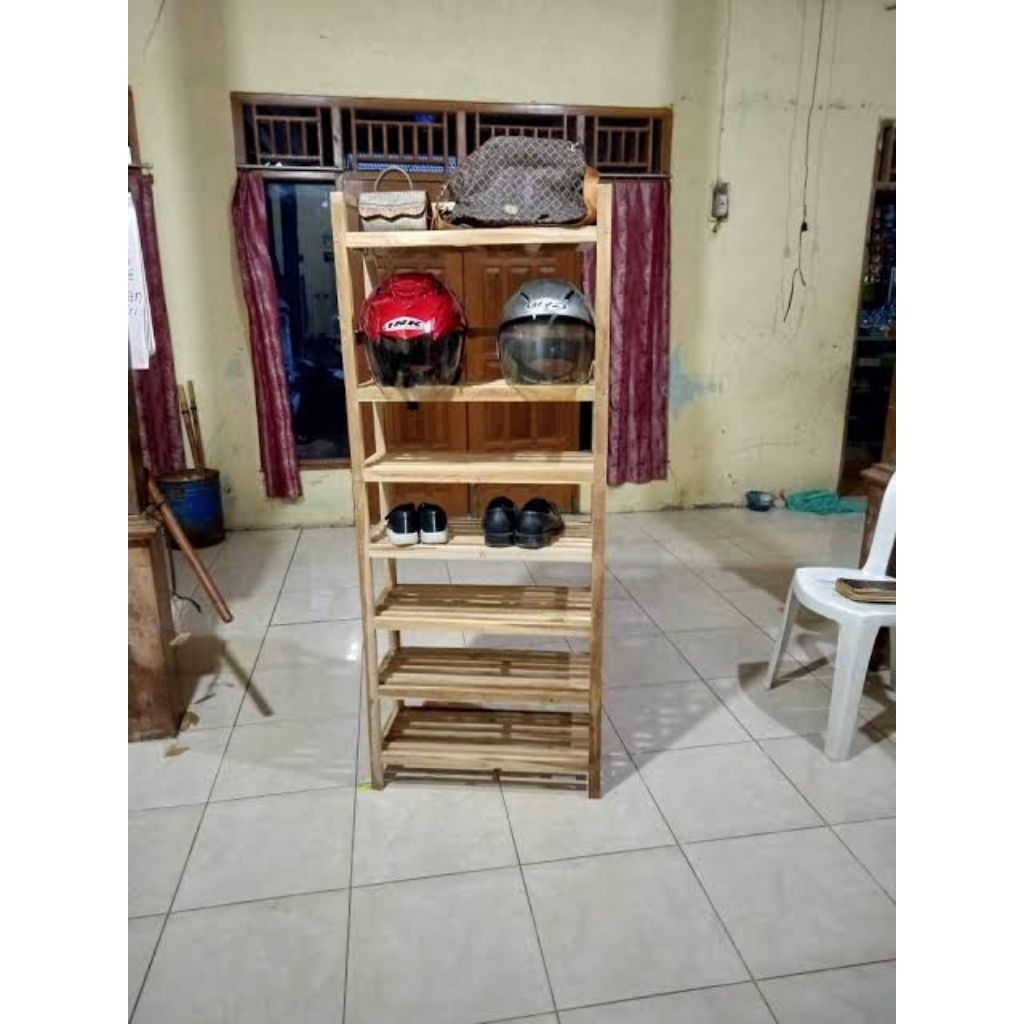 rak helm dan sepatu