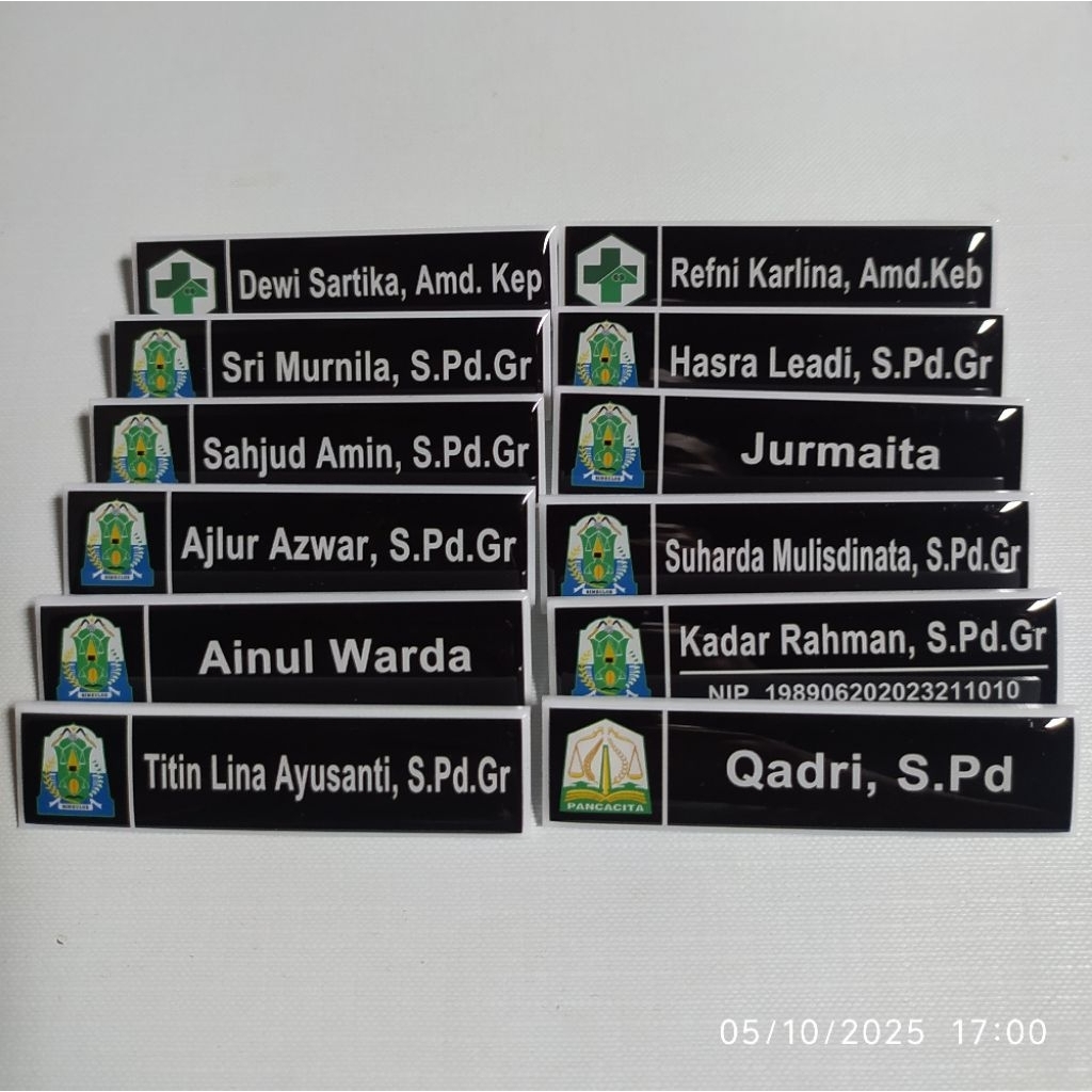 Name Tag Akrilik Putih Peniti - Papan Nama Peniti