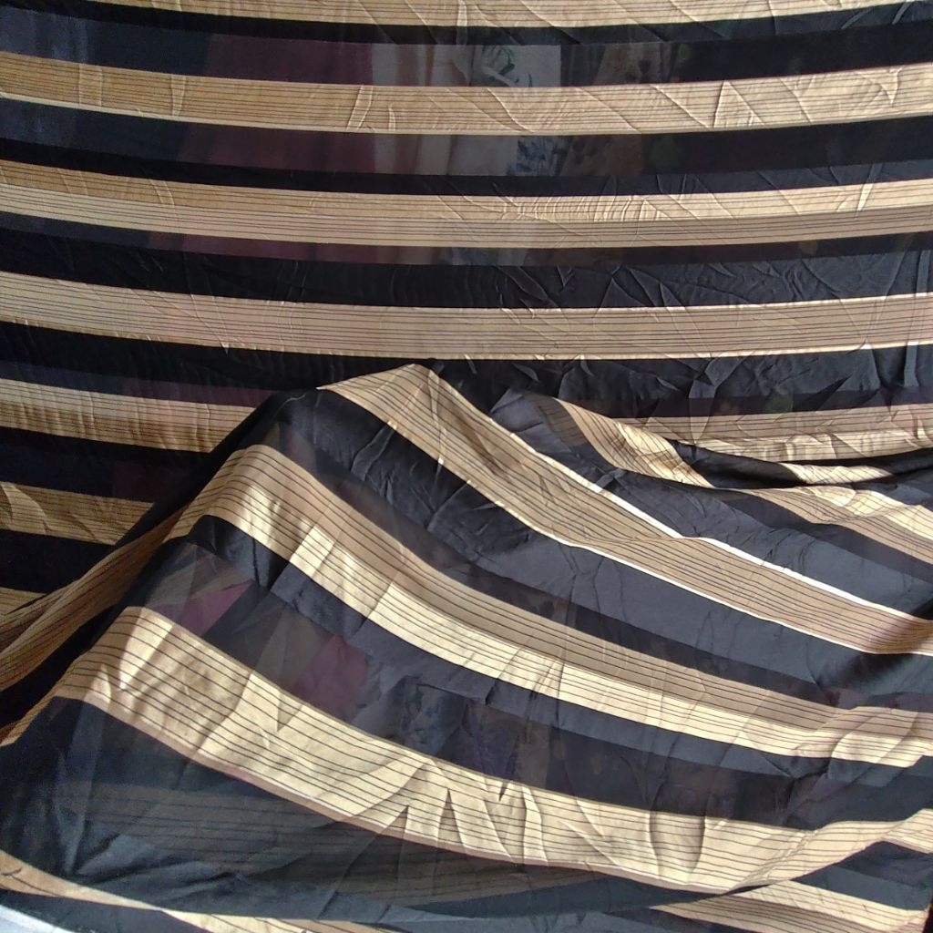 KAIN SATIN SILK DOBY SALUR MOTIF SALUR WARNA GOLD HITAM - KAIN SATEN DOBY SALUR MOTIF GARIS GOLD HIT