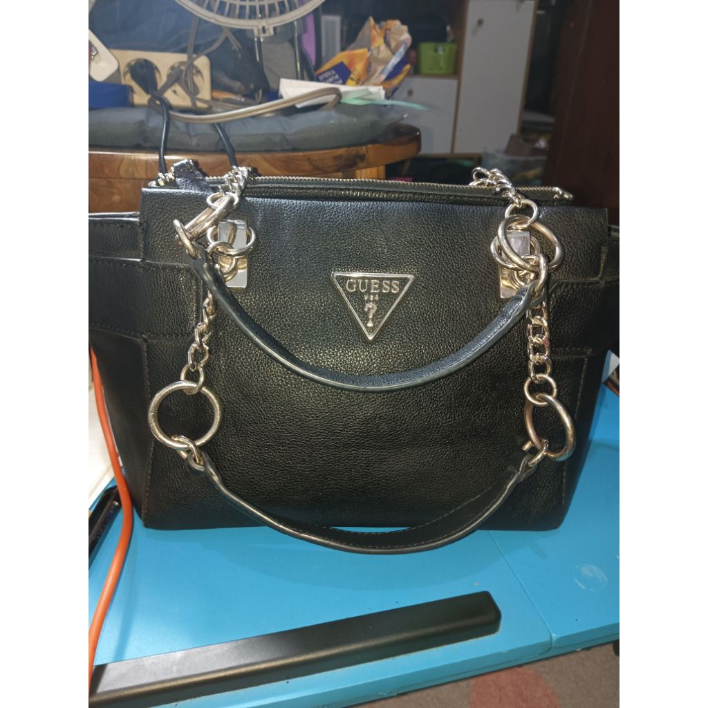 Preloved shoulder bag GUESS hitam