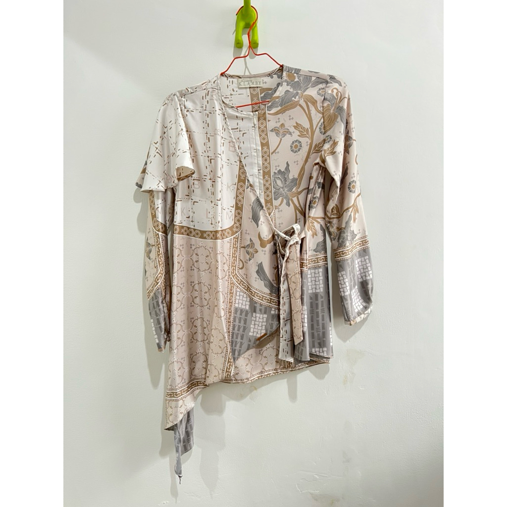 Preloved Wearing Klamby Gayatri Series Blouse