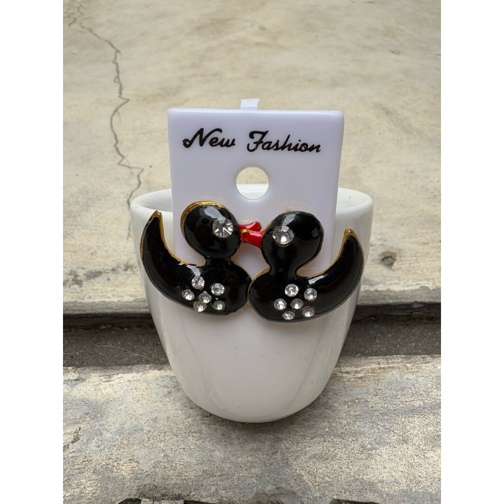 Anting h angsa bebek cantik hitam putih