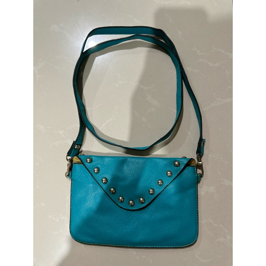 tas selempang wanita mini warna biru tosca dengan aksen rivet