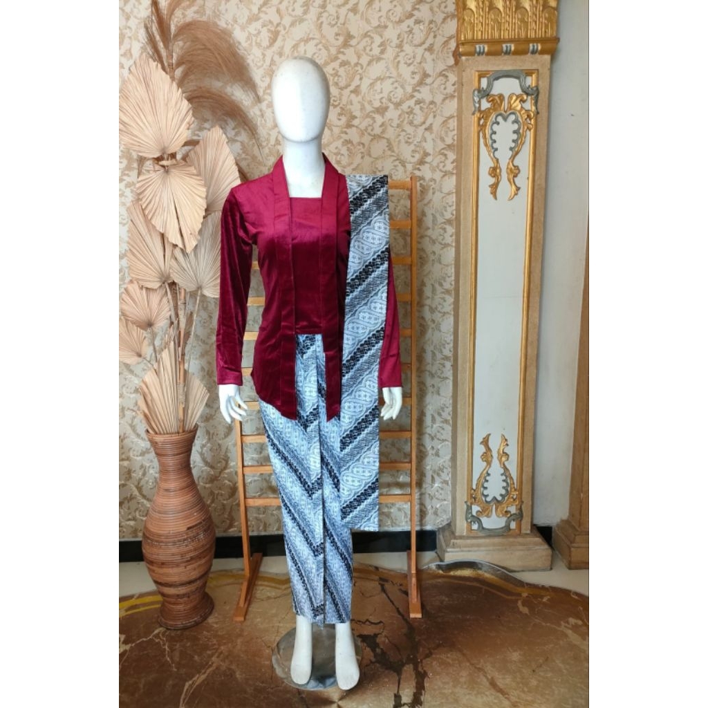 Setelan Kebaya Kutubaru Bludru Warna Maroon/Kebaya+Selendang+Jarik Wiru Plisket Motif Sodan Putih