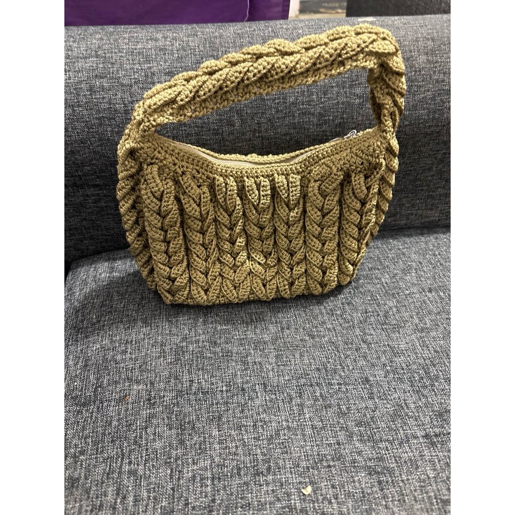 tas rajut benang emas