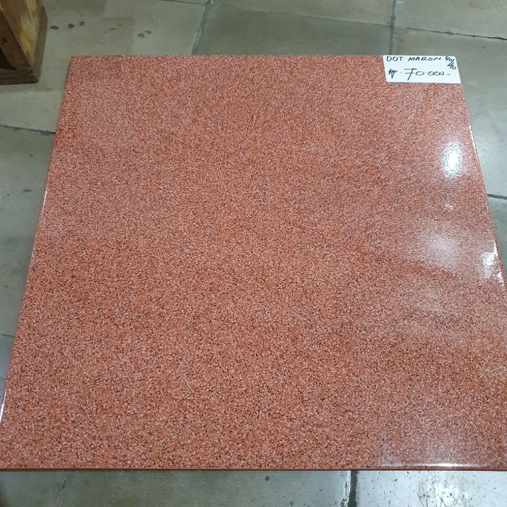 keramik lantai kamar tidur ruang tamu teras rumah MCC 40x40 DOT maron red merah bintik glossy