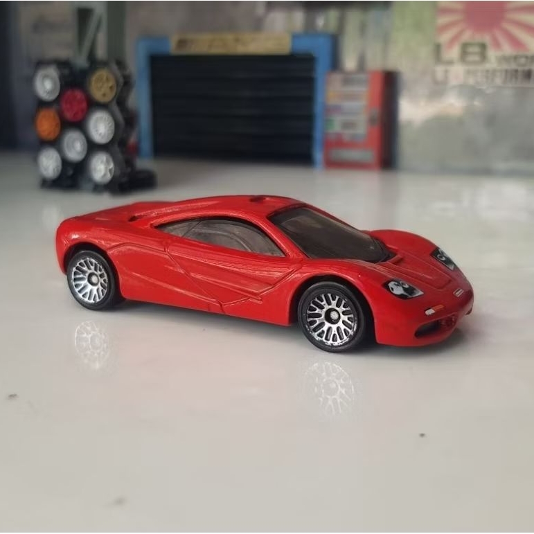 hot wheels McLaren F1 GTR merah