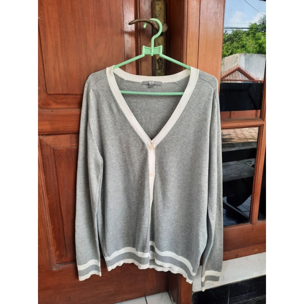 Cardigan Rajut Uniqlo Warna Abu-Abu