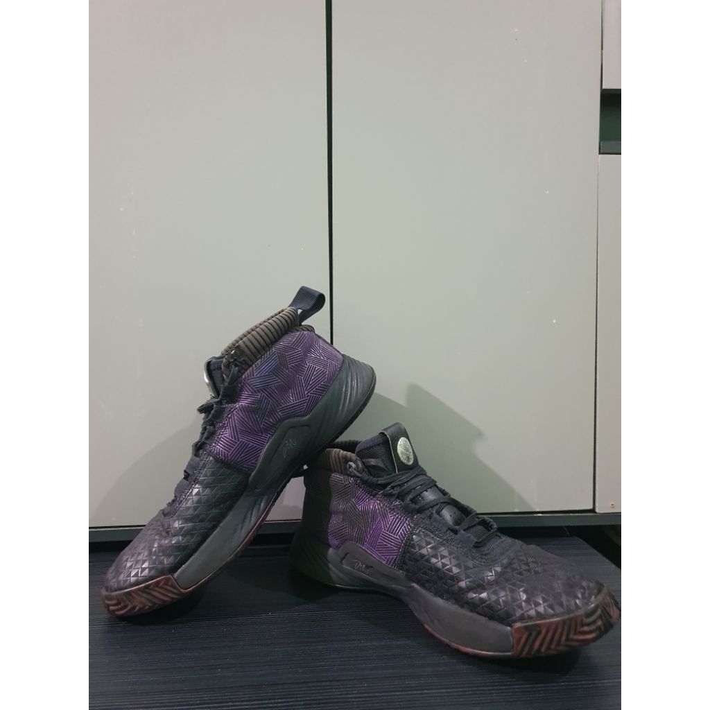 Sepatu Basket Second (Size 43)