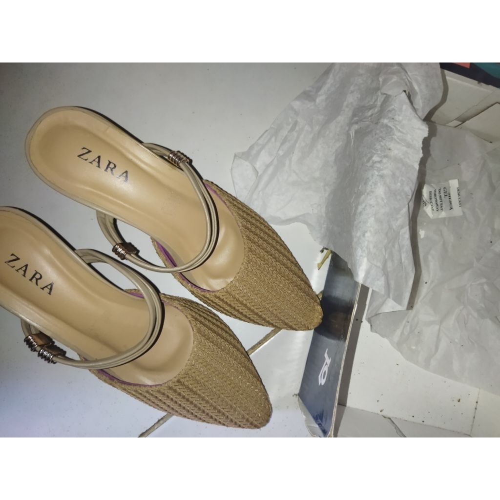 Sepatu sandal wanita hak tinggi