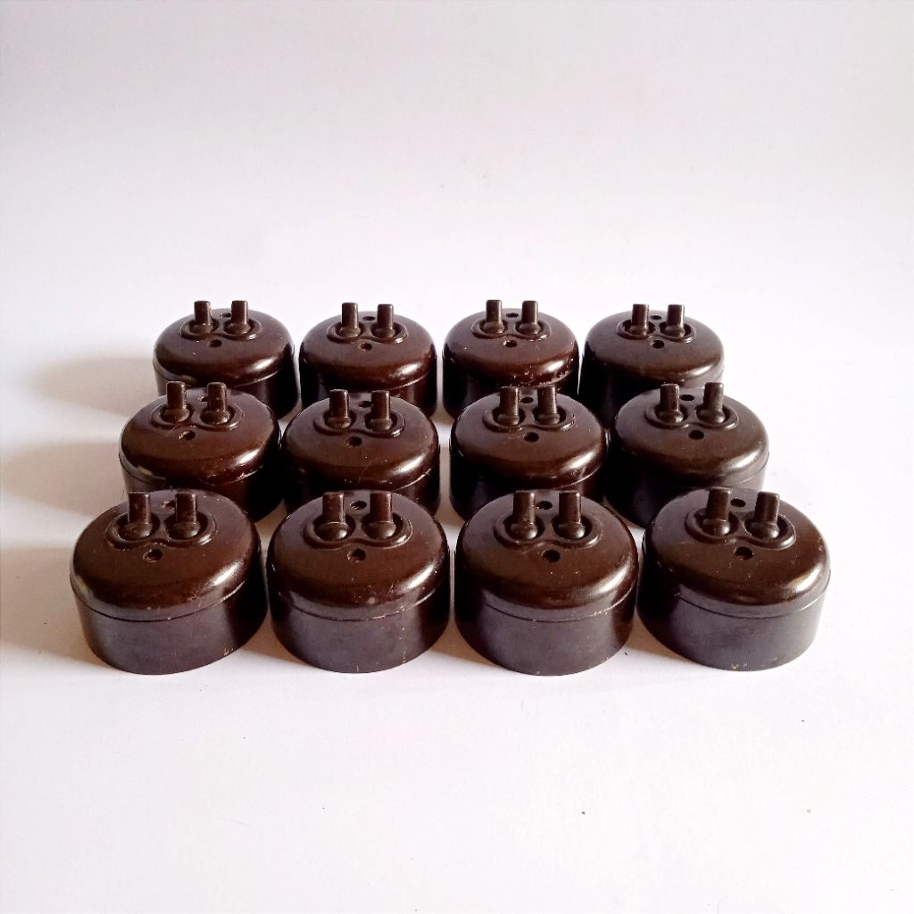 Antik Vintage Saklar Double Lama Bahan Bikelite Dalam Keramik NOS Utuh