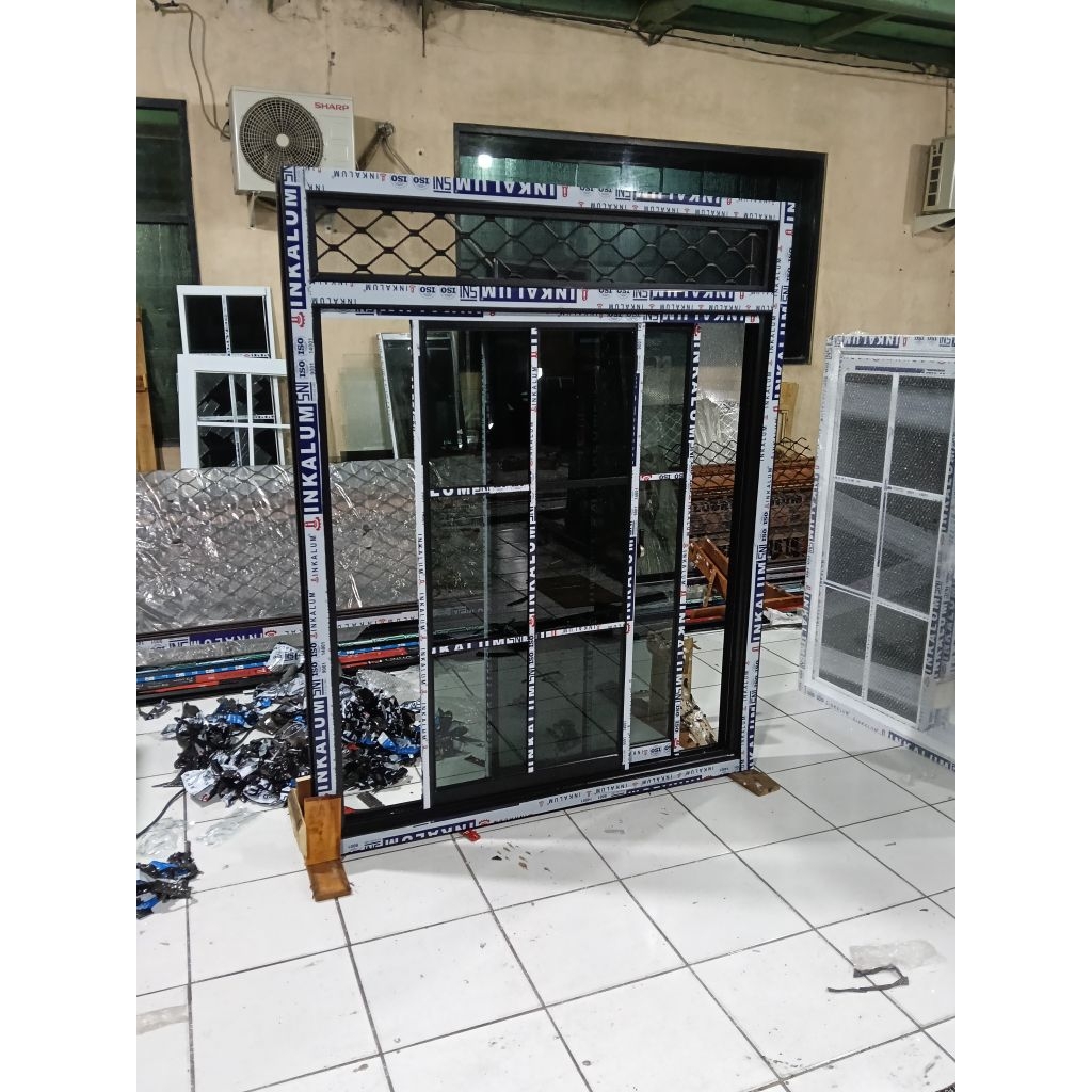 jendela aluminium sliding geser 2 daun + vetilasi kasat nyamuk bagian atas. kaca 5mm kusen 3inc mere