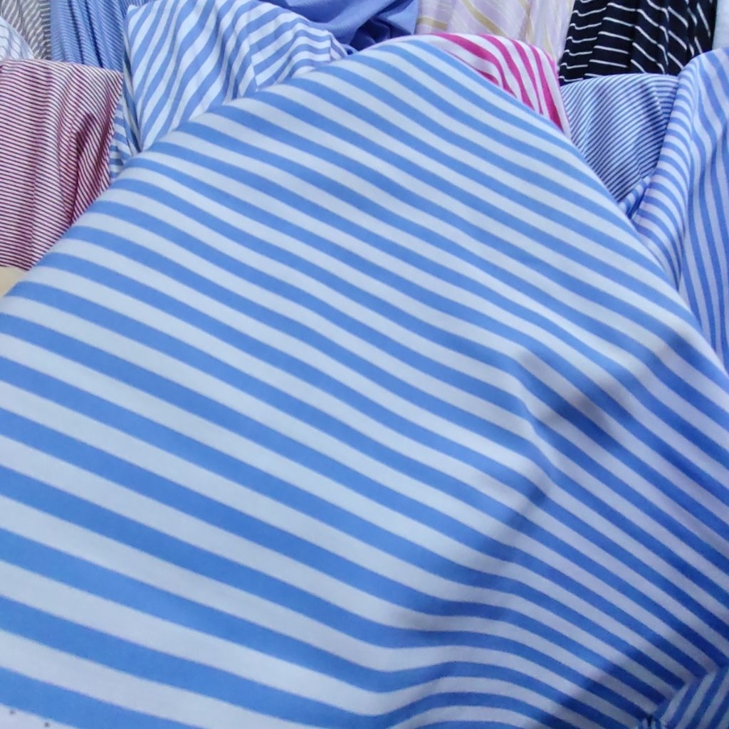 KAIN KATUN POPLIN MOTIF SALUR WARNA BIRU DENIM SISA GARMENT  - KAIN KATUN MOTIF GARIS - BAHAN KAIN M