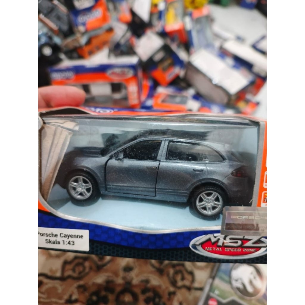 Diecast Apollo Porsche Cayenne skala 1:43