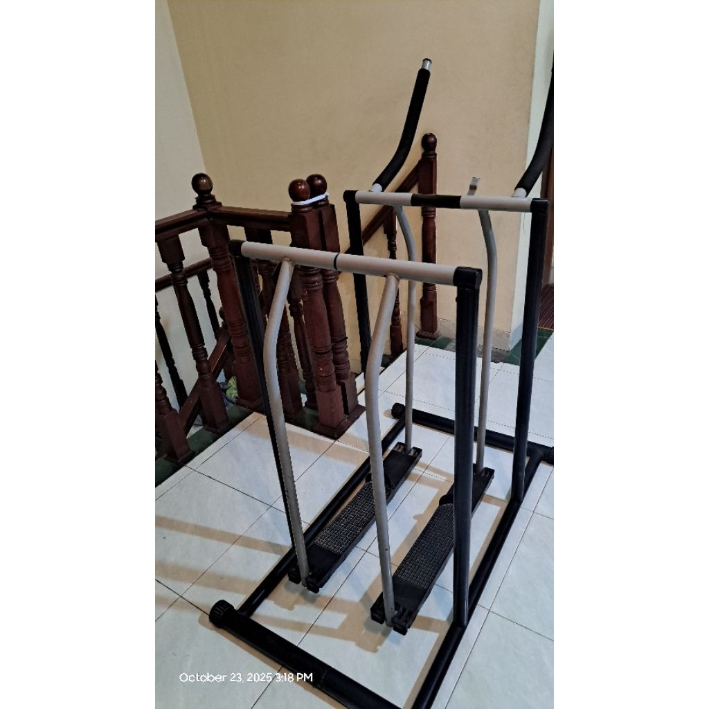 Alat olahraga ayun kaki berjalan di udara