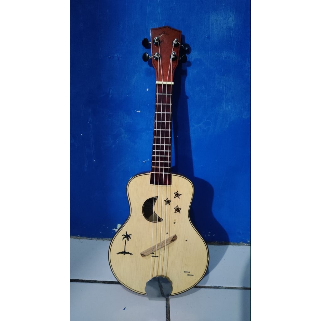 Ukulele Soprano Motif Bulan & Bintang - warna natural kayu (Bekas Pribadi)