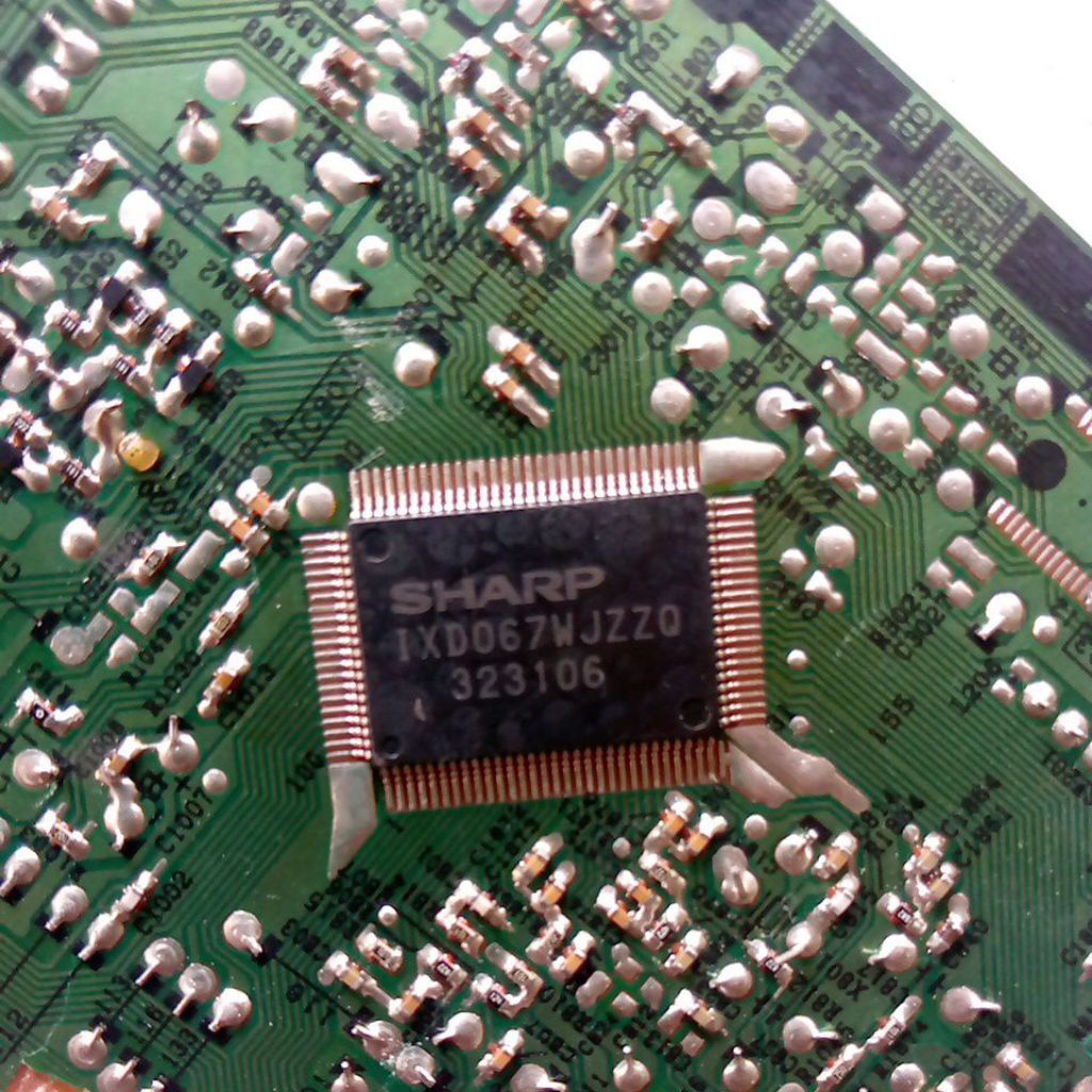 iC SHARP IXD067WJZZQ cabutan masih nempel pcb