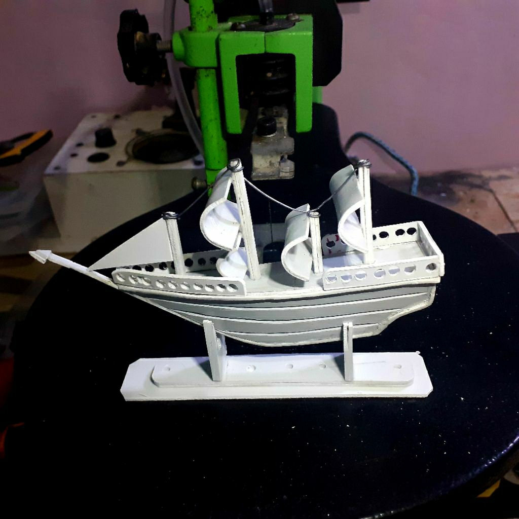 miniatur kapal layar