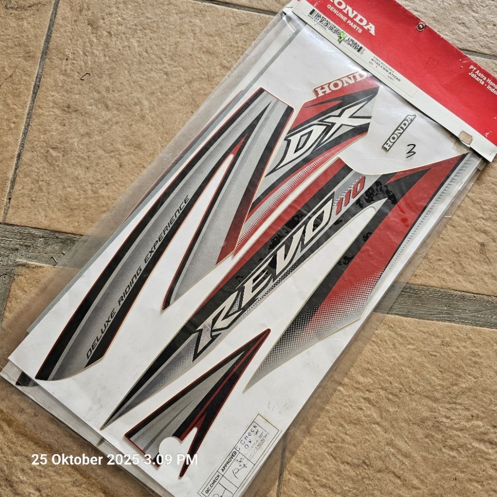 Stripe body Revo 110 new red silver kanan. 871X0-KWW-A70ZAR