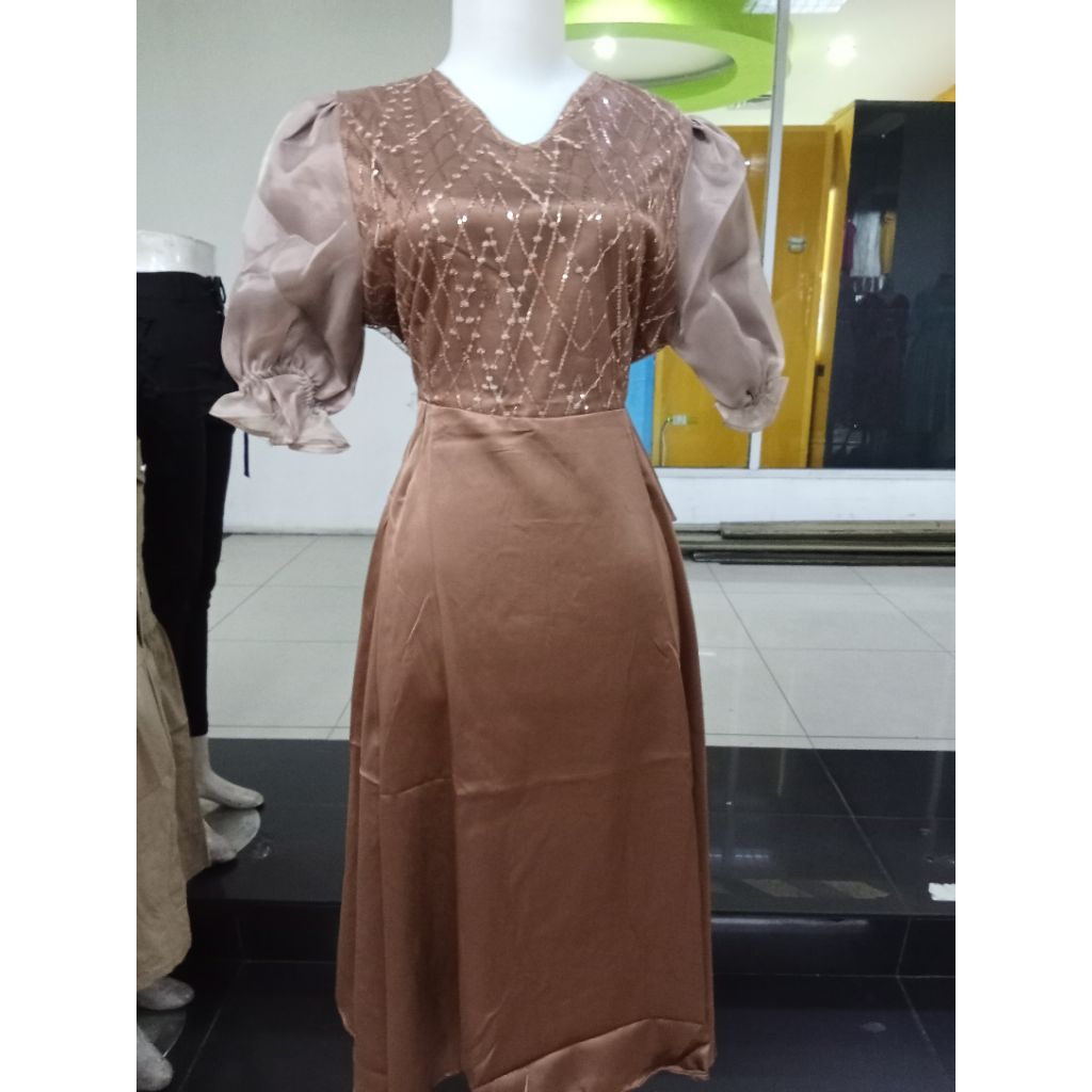 DRESS MIDI LENGAN 3/4 BAHAN SATIN MIX TILE PINGGANG ADA TALI BAHAN SATIN LEMBUT BUKAN YANG KAKU LEHE