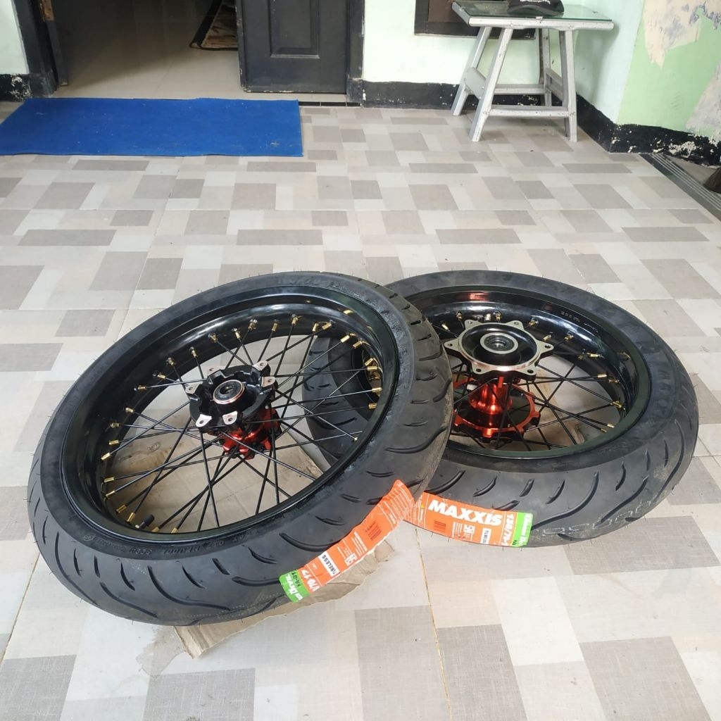 WHEELSET CRF SUPERMOTO BAN MAXXIS TUBLES 110/70/R17-130/70/R17 VELG ROSSI 300-350 FULL BARU Velg mot