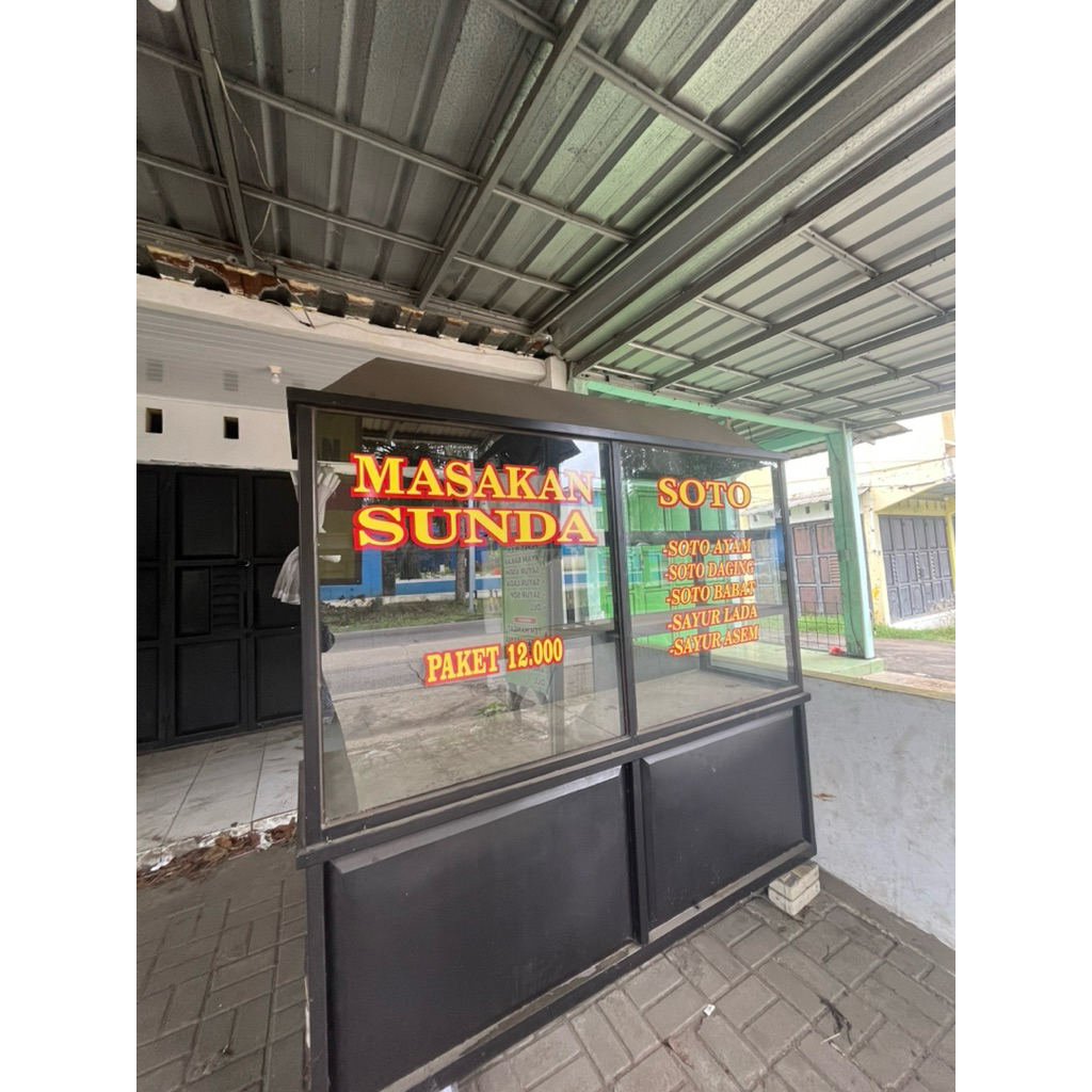 Etalase kaca rumah makan