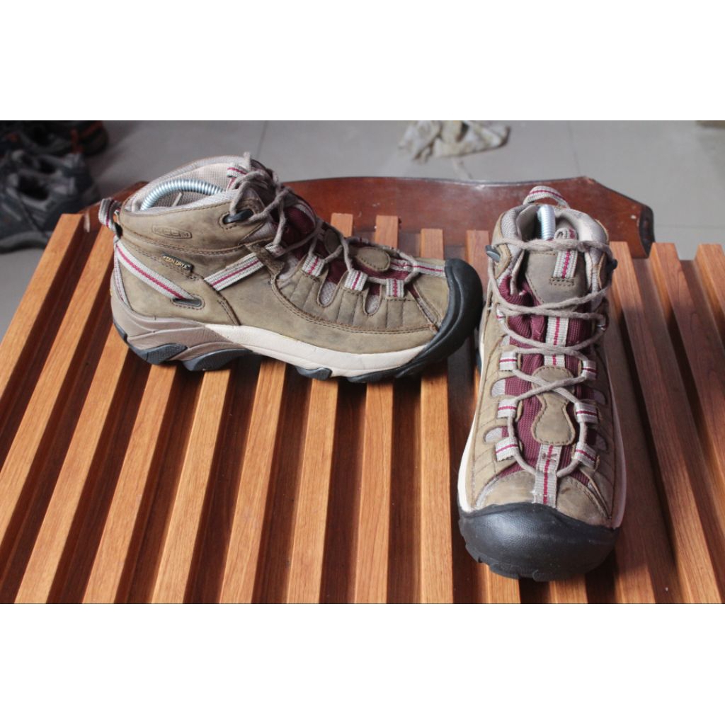 Sepatu outdoor keren mantul"Keen" upper kombinasi outsole kokoh khas outdoor  size 40  insole 250