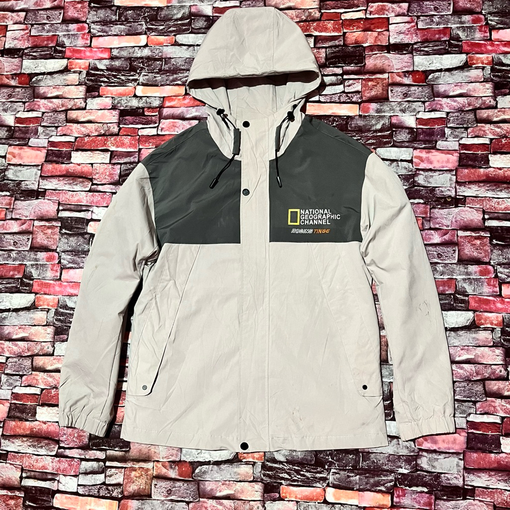 Jaket outdoor high waterproof National Geographic ( Size M, on tag L || Lebar dada 54 CM Panjang 66 