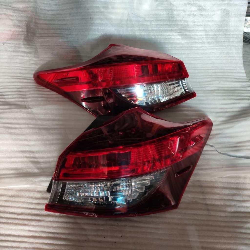 LAMPU STOPLAMP LAMPU BELAKANG MOBIL YARIS 2018 2019 2020 2021 ORIGINAL SET