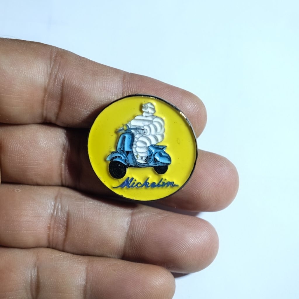 Enamel Pin Vespa Michellin