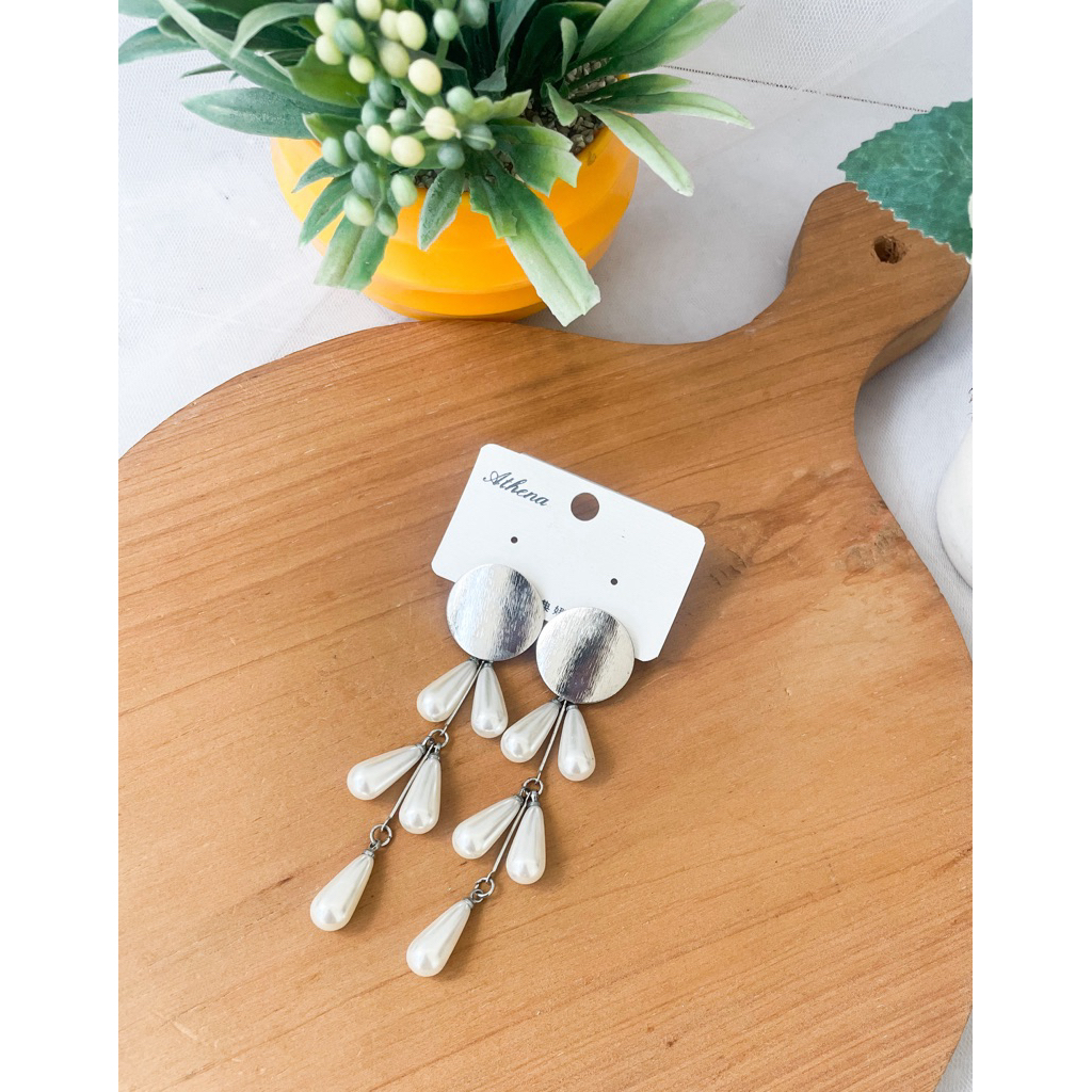 Anting mutiara panjang