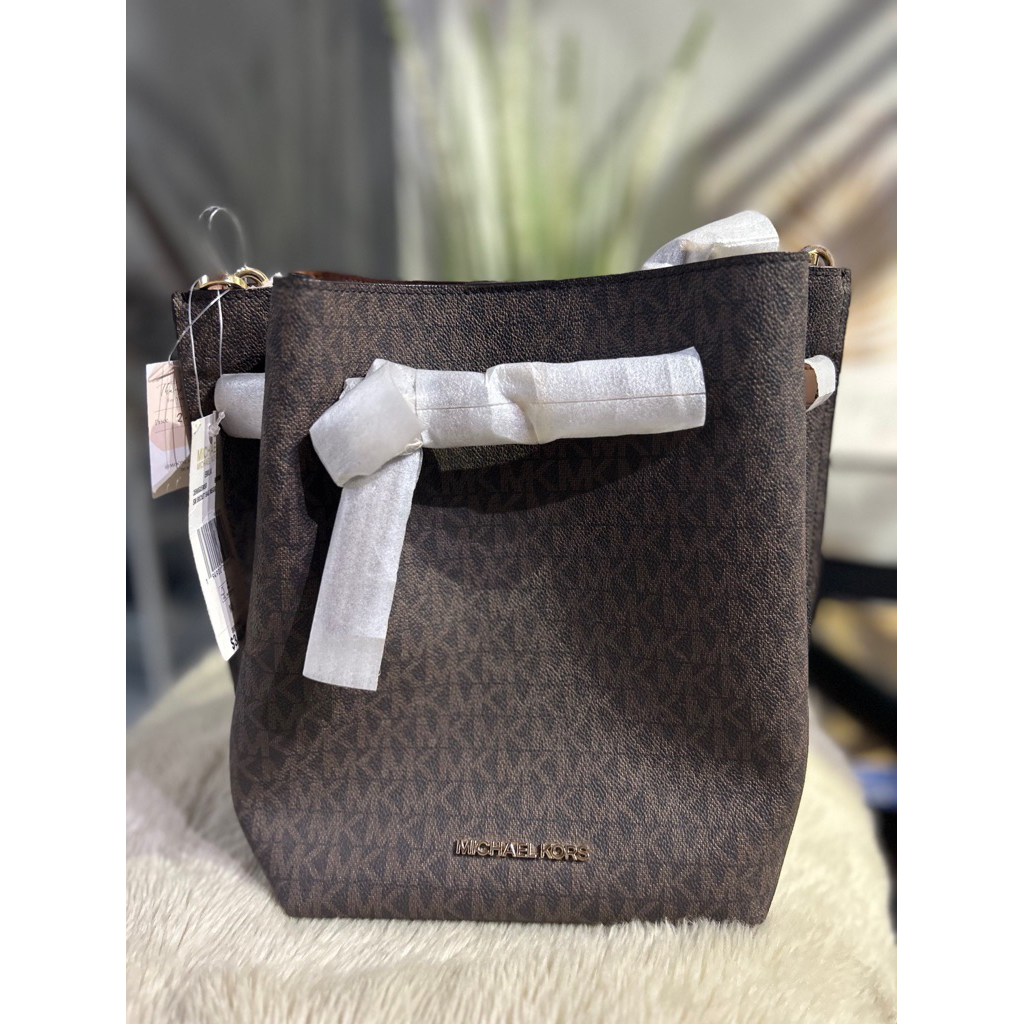 MK EMILIA SMALL BUCKET BAG BROWN
