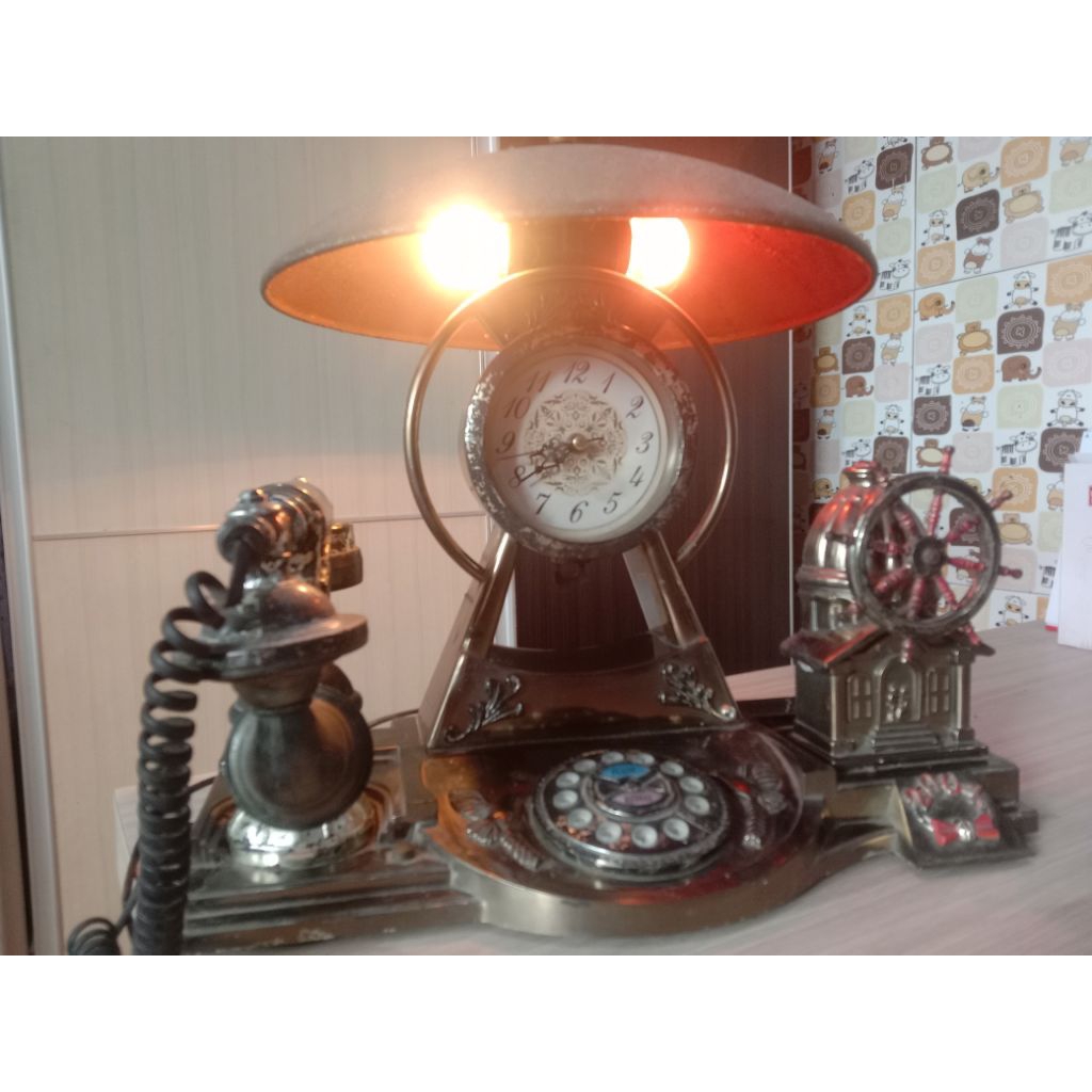 Telpon unik jadul dilengkapi Jam, lampu dan musik