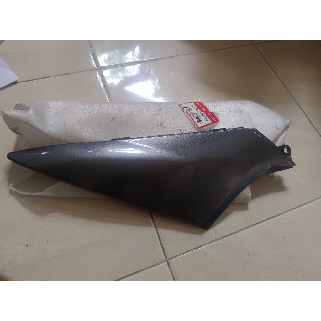 cover SIDE R kanan honda SUPRAX125 warna abu abu GRY metalik original ahm kode part 64370-KTM-850FMN