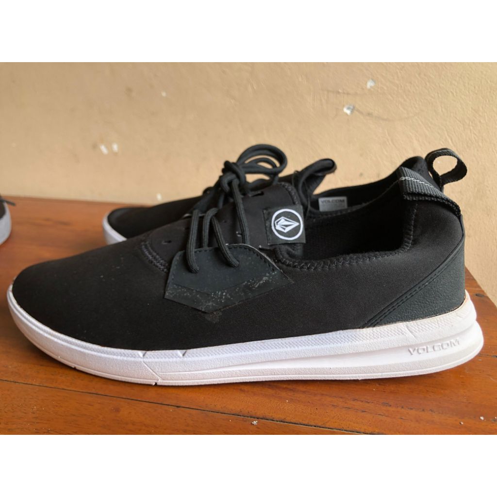 sepatu volcom barang baru tapi produk lama yg terlalu lama digudang
