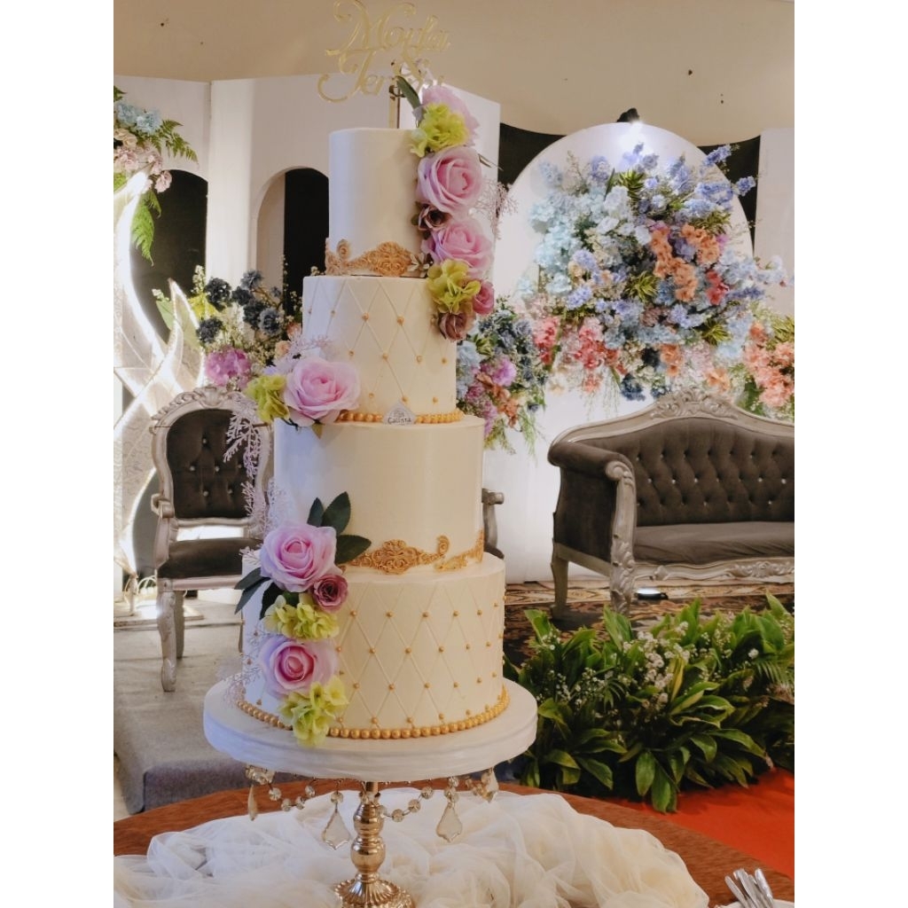 Kue Wedding White & Gold Wedding Cake 4 tier /Cake Buttercream/Cake Cantik
