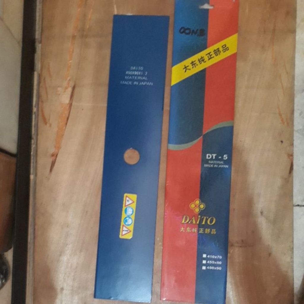 Pisau potong rumput panjang.