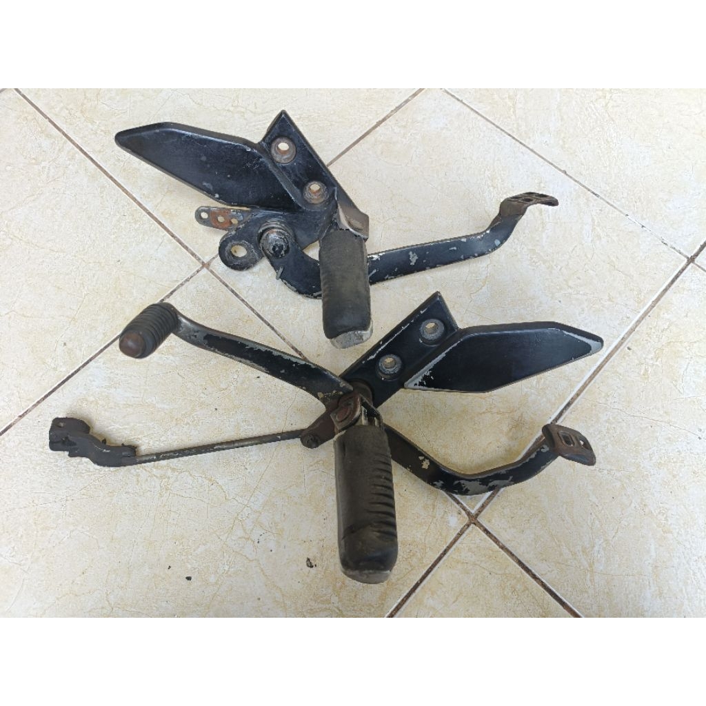 Footstep depan Vixion Old.