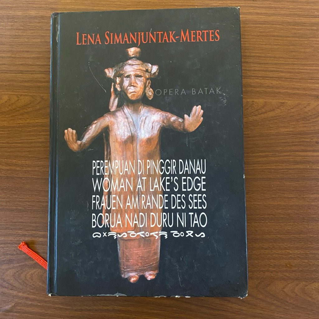 BUKU PEREMPUAN DI PINGGIR DANAU - LENA SIMANJUNTAK - MERTES [4 Bahasa: Indo, Jerman, Batak, Inggris]