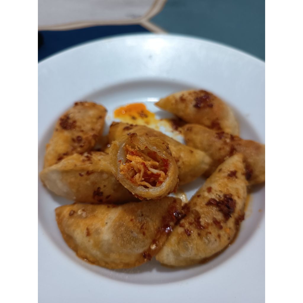 Cireng isi ayam suwir pedas daun jeruk