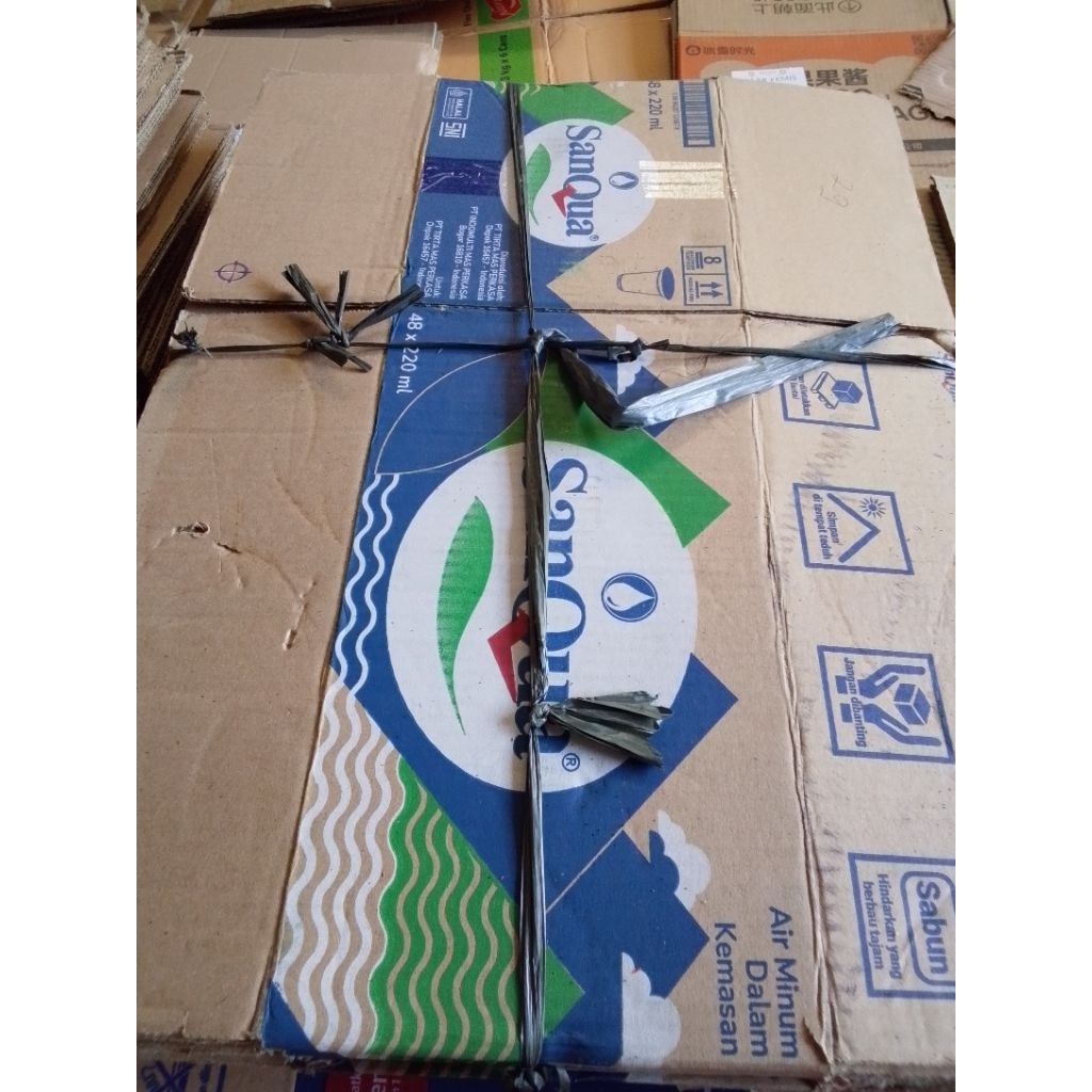 kardus dus bekas air mineral 220 ml Random merk mineral