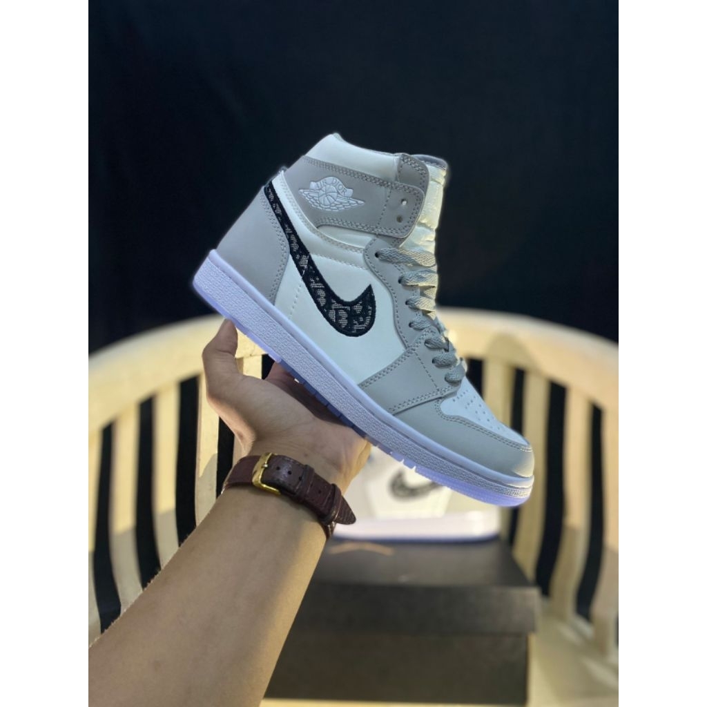 Sepatu sneakers pria jordan hig dior terlaris