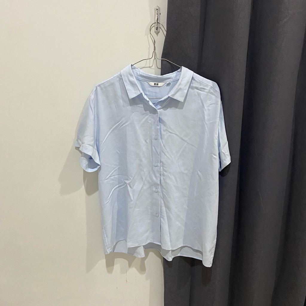 UNIQLO short blue butter soft cotton shirt kemeja biru muda preloved